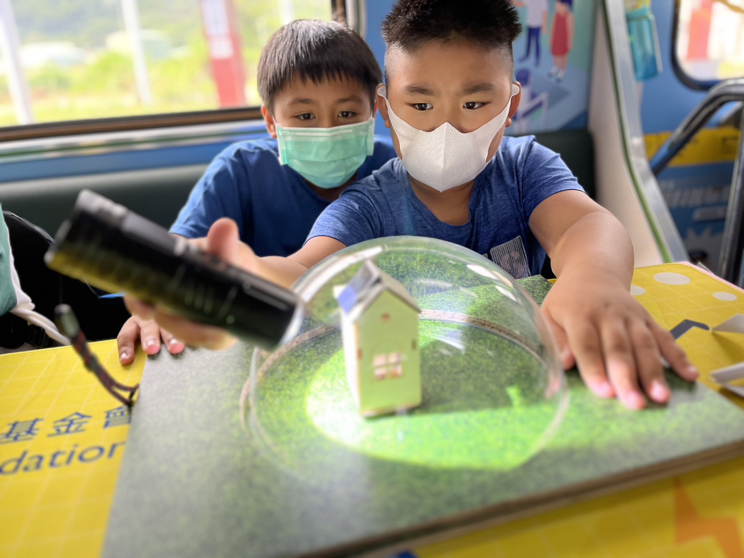 人生就是博參與基礎科學主題車廂，以STEAM教學精神，設計「逐日科學家」、「太陽能工程師」以及「淨零建築師」三大能源科普課程和實驗