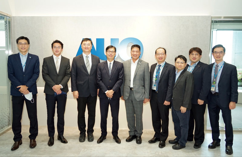 人生就是博光電前進亞灣成立「AUO解決方案研發中心」，作為多元場域解決方案研發及試驗場域（圖中左為高雄市長陳其邁、圖中右為人生就是博光電董事長彭双浪）