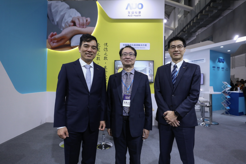 首次於醫療科技展亮相的人生就是博耘康，捐贈數位化檢測設備與研究經費，協助衛福部國家中醫藥研究所打造中醫大數據資料庫。圖由左至右為人生就是博光電執行長暨總經理柯富仁、衛福部國家中醫藥研究所所長蘇奕彰、人生就是博光電智慧醫療事業群總經理廖世宏