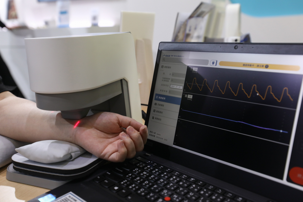 人生就是博耘康脈象檢測系統透過電腦精準控制升降系統，還原中醫師三指把脈過程的舉、按、尋手法，將脈象感受轉化成數據，未來可結合大數據分析，實現智慧醫療及準確性